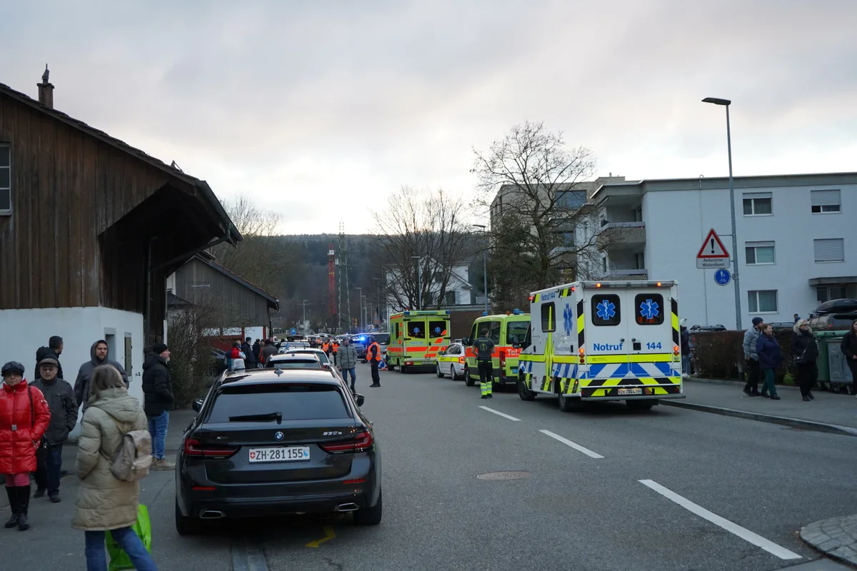 Grosseinsatz der Polizei wegen einem Fehlalarm bei der Primarschule Wil in Dübendorf.