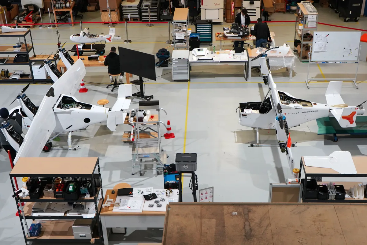 Blick in den Hangar von Dufour Aerospace. Man sieht Drohnen, die sich in Produktion befinden, Werkzeuge und Gerätschaften.