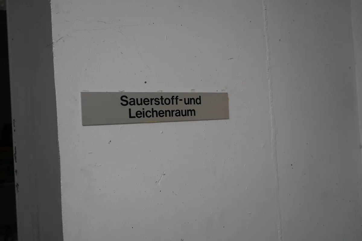 Das Schild für den Sauerstoff- und Leichenraum.