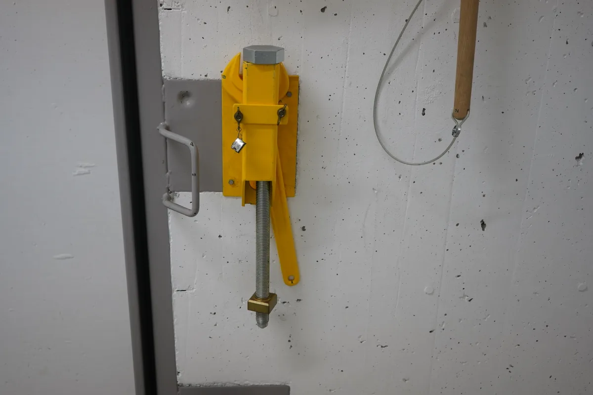 Sicherheitshebel an der Tür.