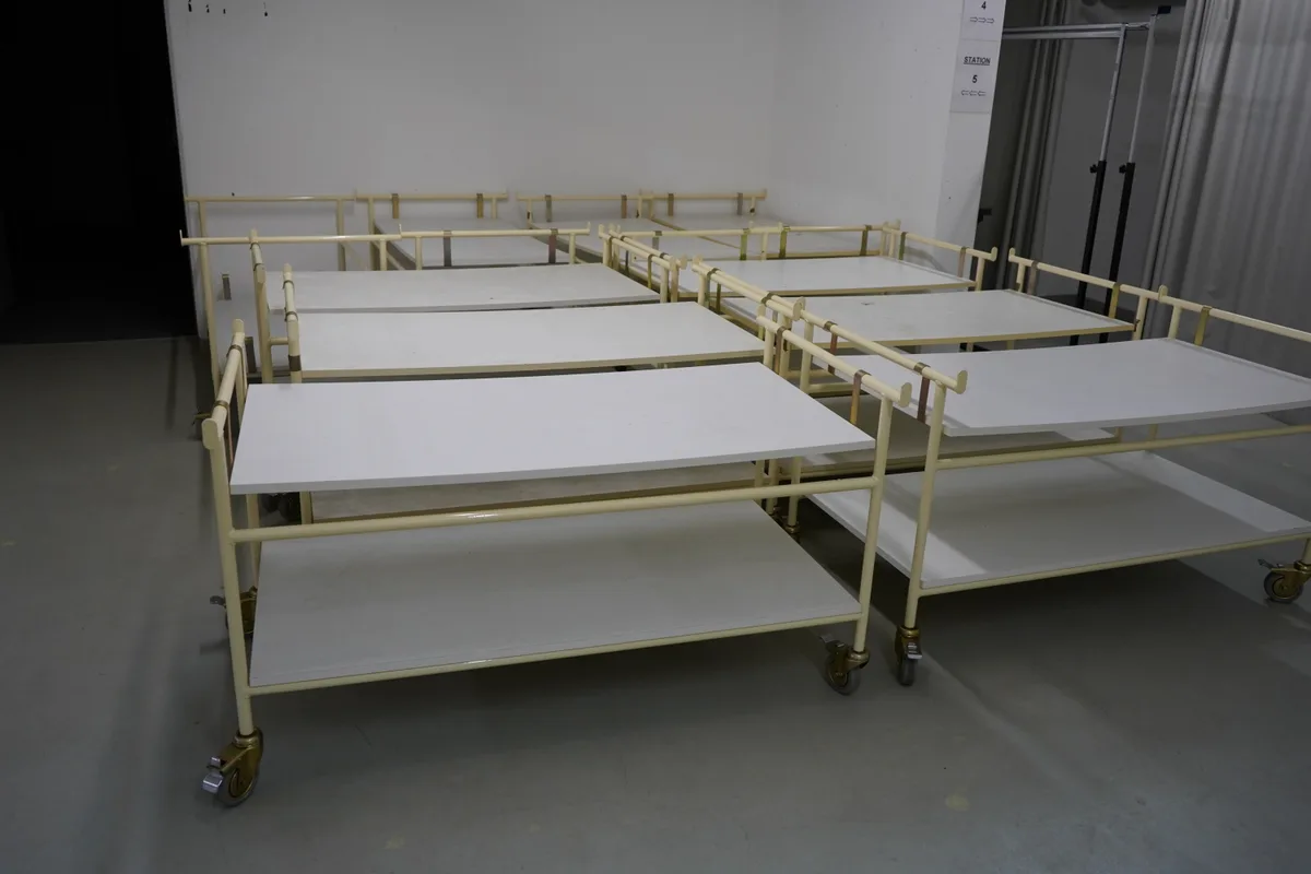 Mehrere Bettenwagen.