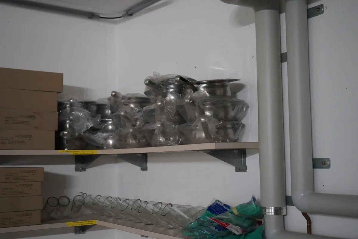 Mehrere Bettflaschen auf einem Regal.