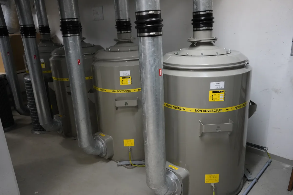 Vier grosse Gasfilter.