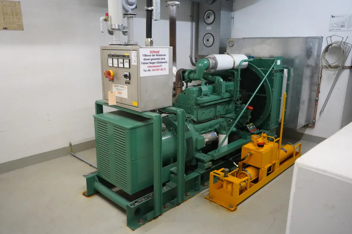 Blick auf einen grossen Generator.