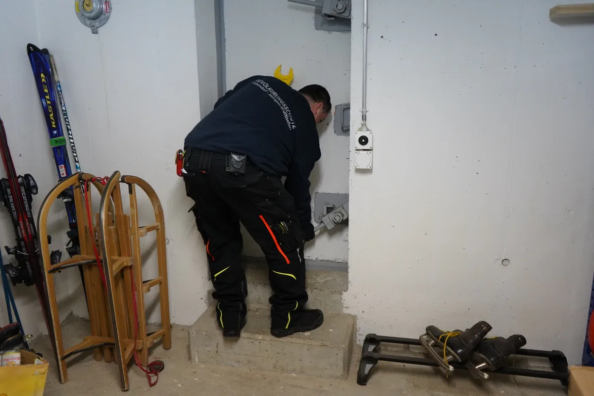 Rechsteiner kontrolliert, ob die Panzertür richtig schliesst.