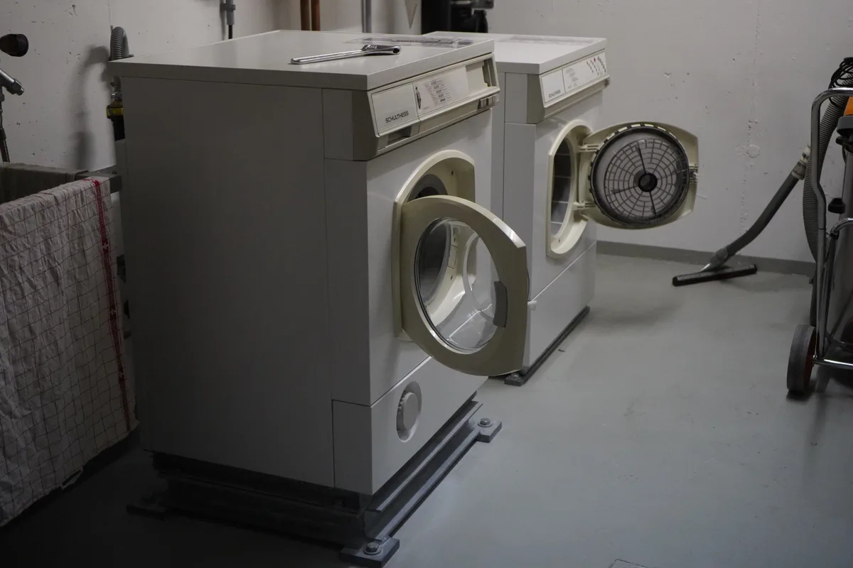 Zwei Waschmaschinen.