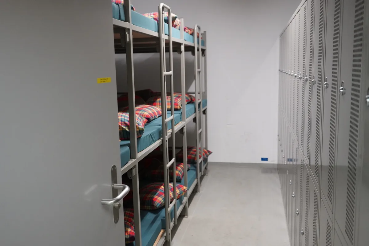 Blick in einen Schlafraum für das Personal.