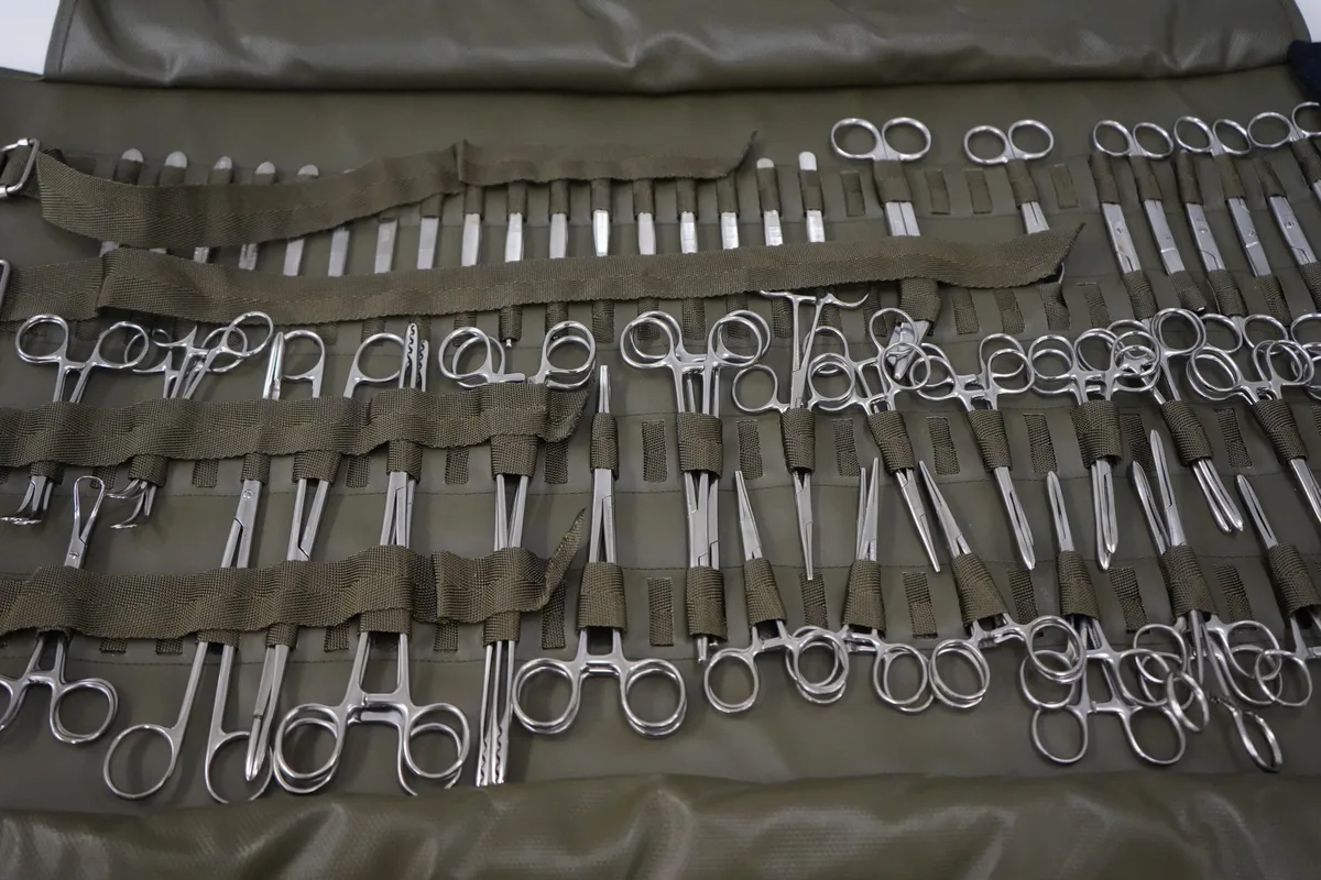 Werkzeuge in einem Etui.