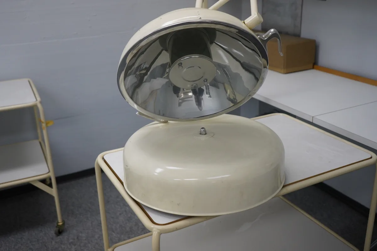 Eine veraltete Operationsbeleuchtung.