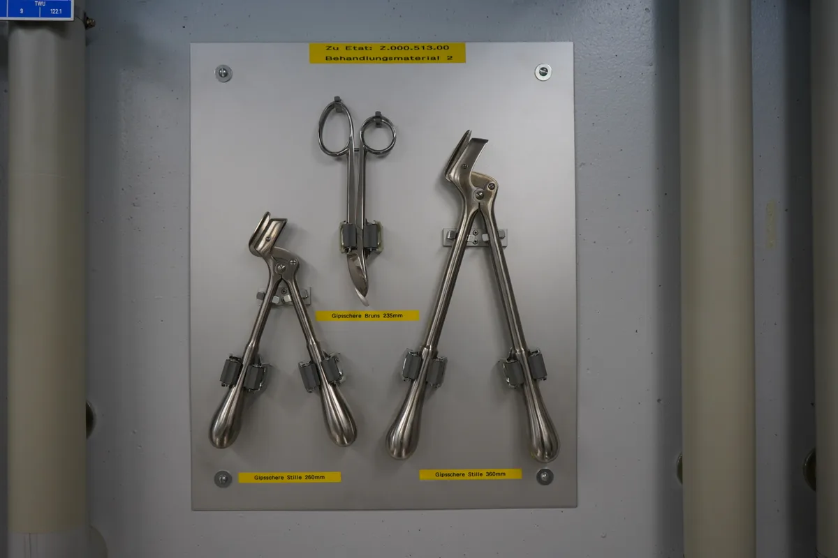 Auch an der Wand hängen Werkzeuge bereit.