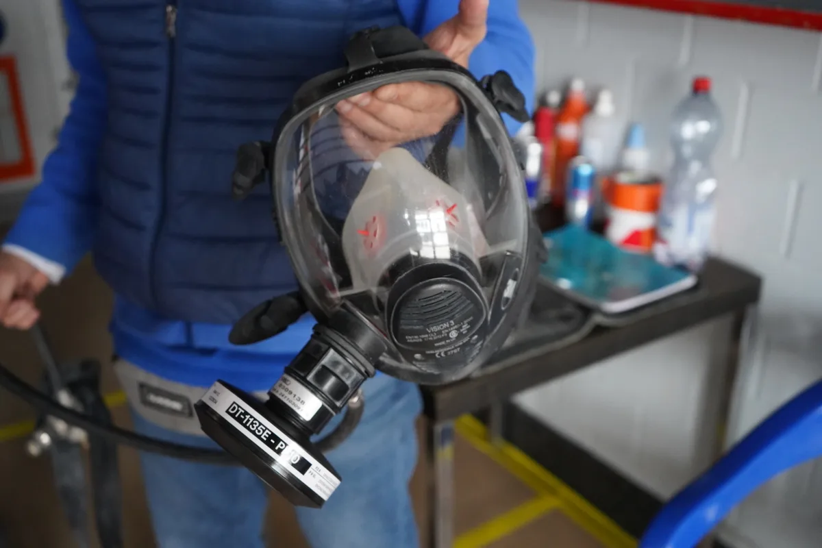 Ivan Babic hält eine Maske in der Hand.