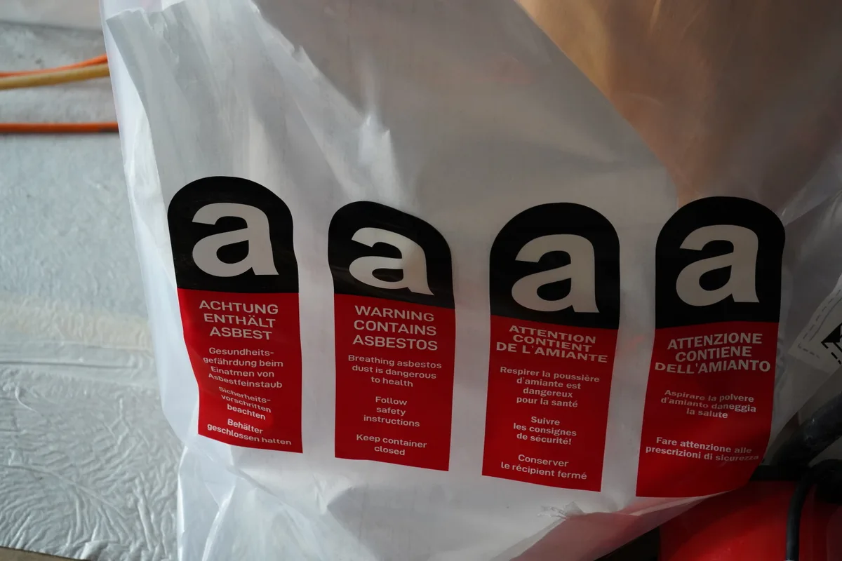 Ein Plastiksack mit der Beschriftung «Achtung enthält Asbest».