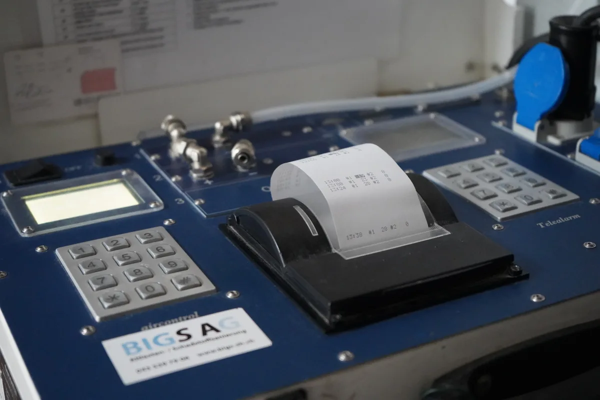 Blick auf eine Unterdrucküberwachungsmaschine.