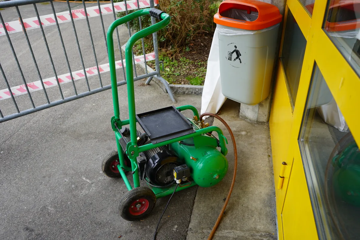 Ein Unterdruckhaltegerät steht vor der Tür.