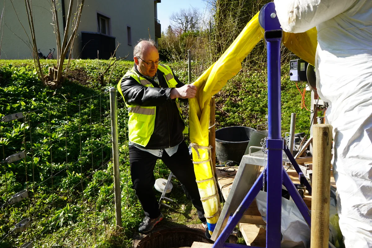 Der Relining-Schlauch wird mit einer Seilwinde durch das Kanalrohr gezogen.