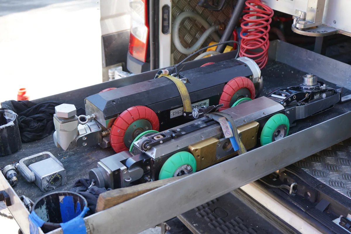 Kanalisationsroboter arbeiten im Untergrund von Dübendorf und sanieren Rohre.