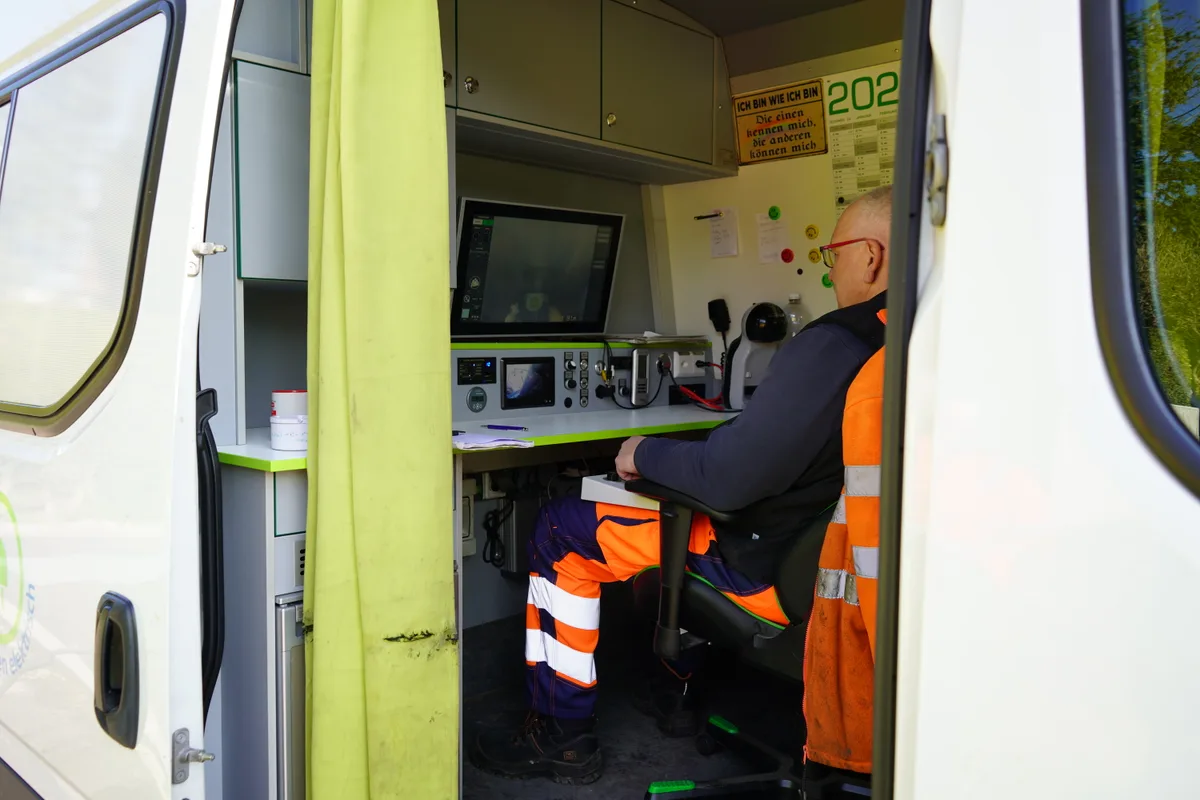 Kanalisationsroboter arbeiten im Untergrund von Dübendorf und sanieren Rohre.