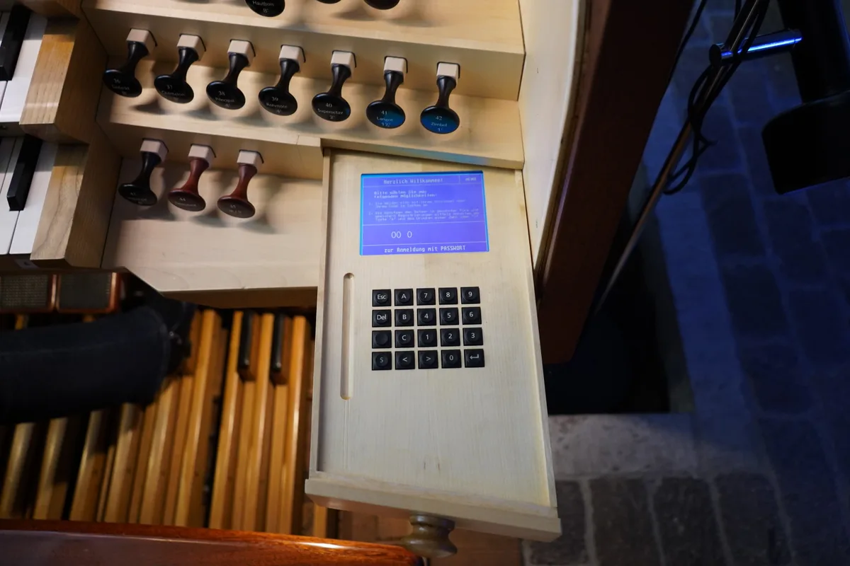 Oben sieht man mehrere Register, unten einen kleinen Computer.