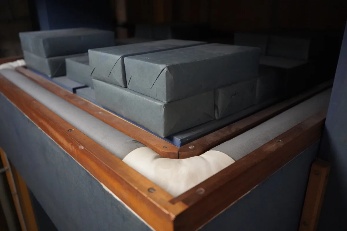 Das Schwellwerk mit Gewichten auf dem Blasbalg.