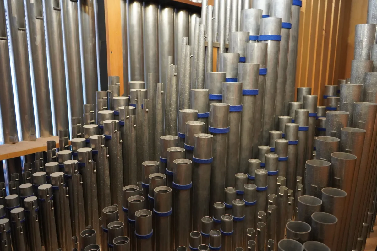 Dutzende Metallpfeifen hinter den Wänden der Kirche.