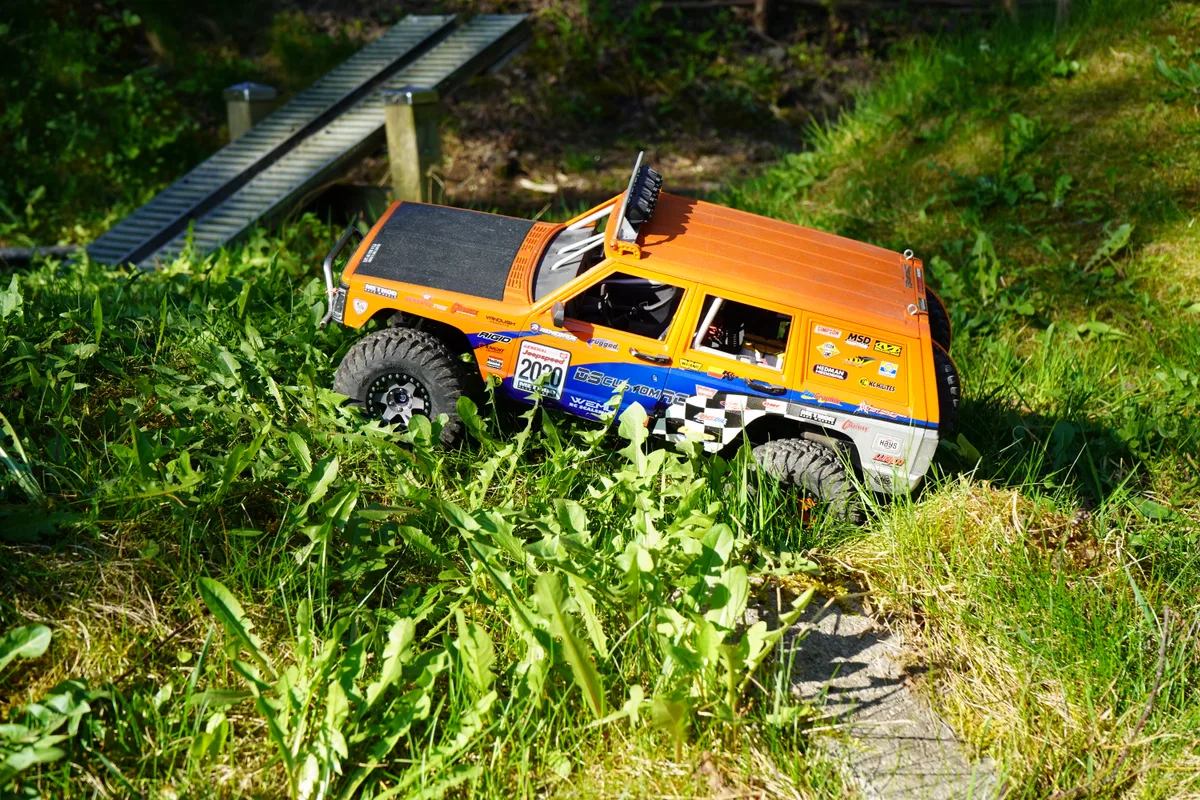 Ein Modellauto steht im Gras.