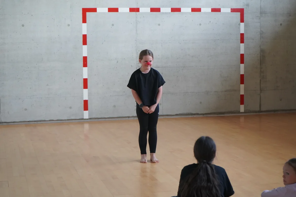 Ein Mädchen trägt eine Clown-Nase.
