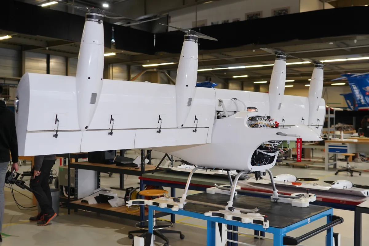 Eine Drohne von Dufour Aerospace. Sie hat ihren Kippflügel nach oben gerichtet.