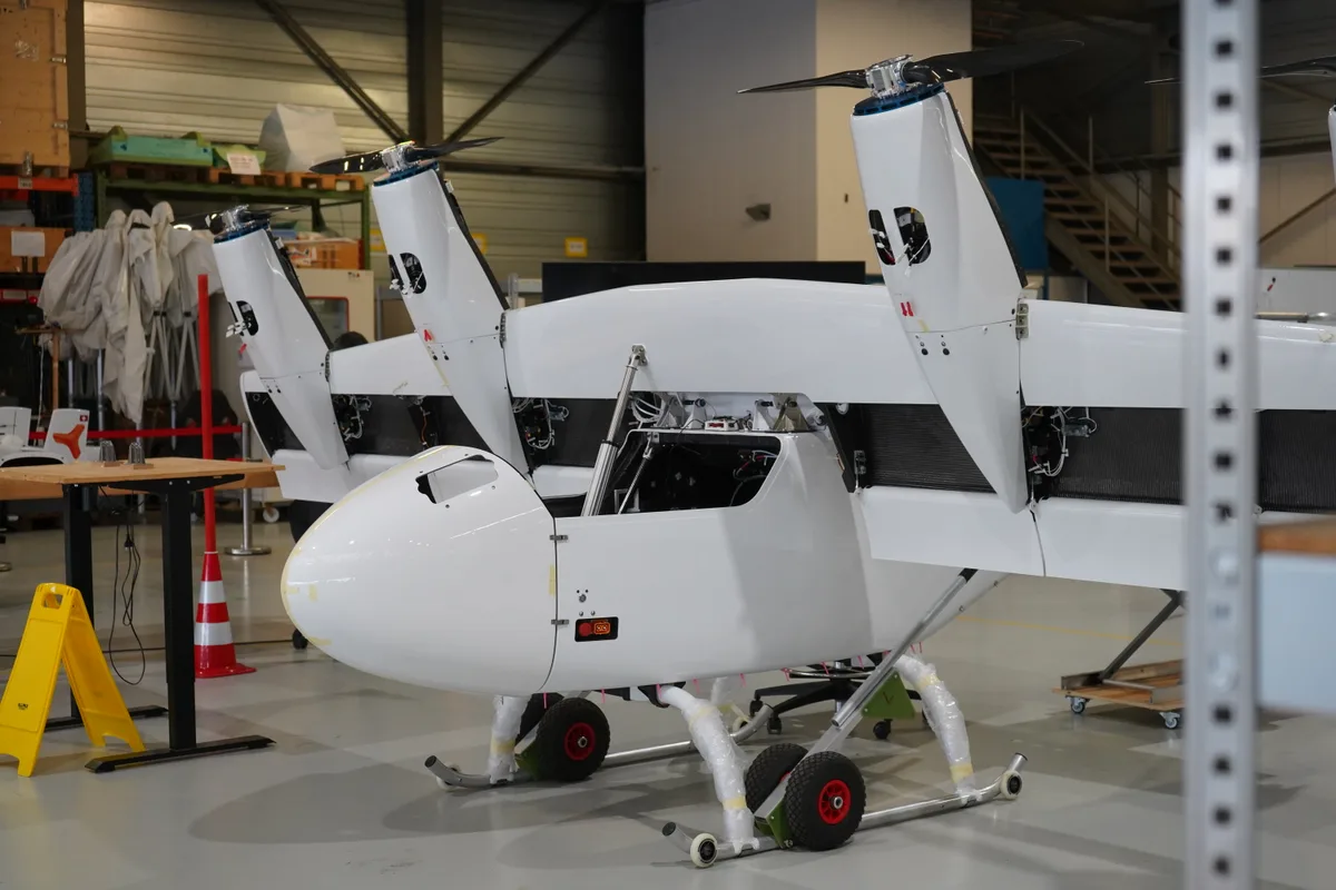 Eine Drohne von Dufour Aerospace. Sie hat ihren Kippflügel nach oben gerichtet.