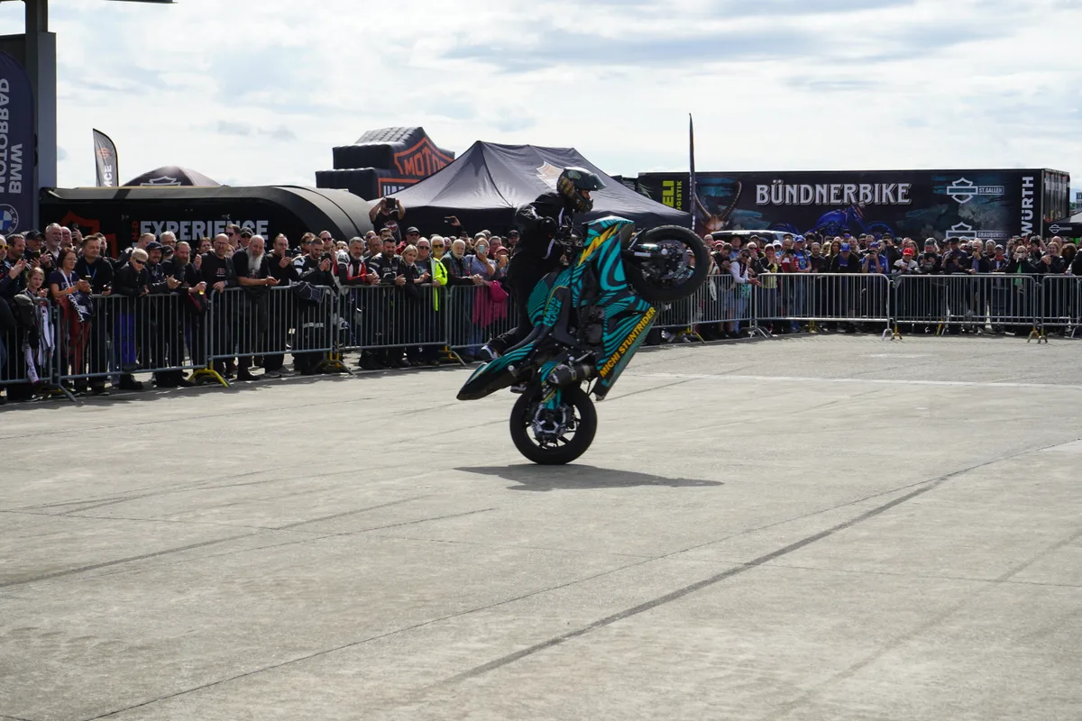 Ein Motorradfahrer macht ein «Wheelie».