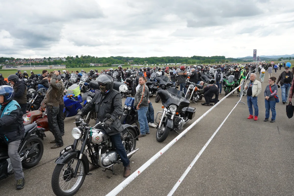 Rund 2500 Motorradfahrer auf einer Landepiste machen sich bereit für das Ride Out.