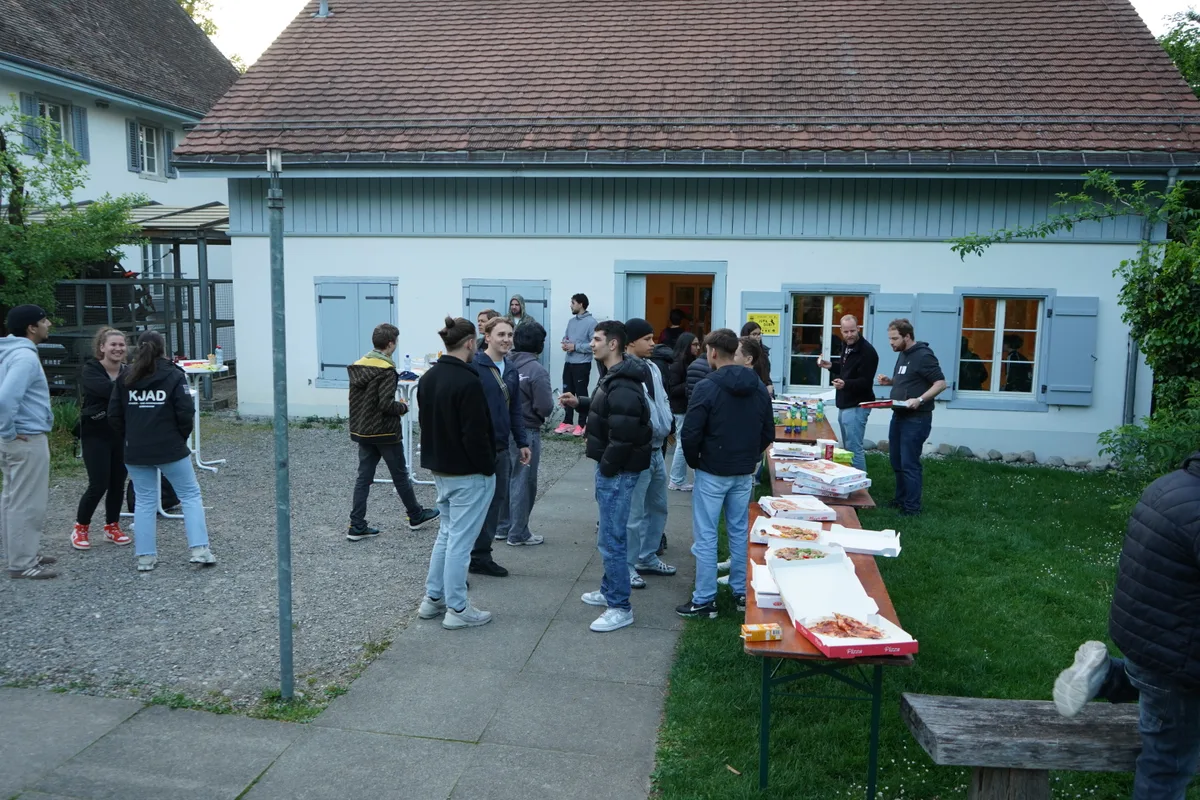 Vor der Senfmühle in Dübendorf trafen sich am Freitagabend mehrere Dutzend junge Menschen.