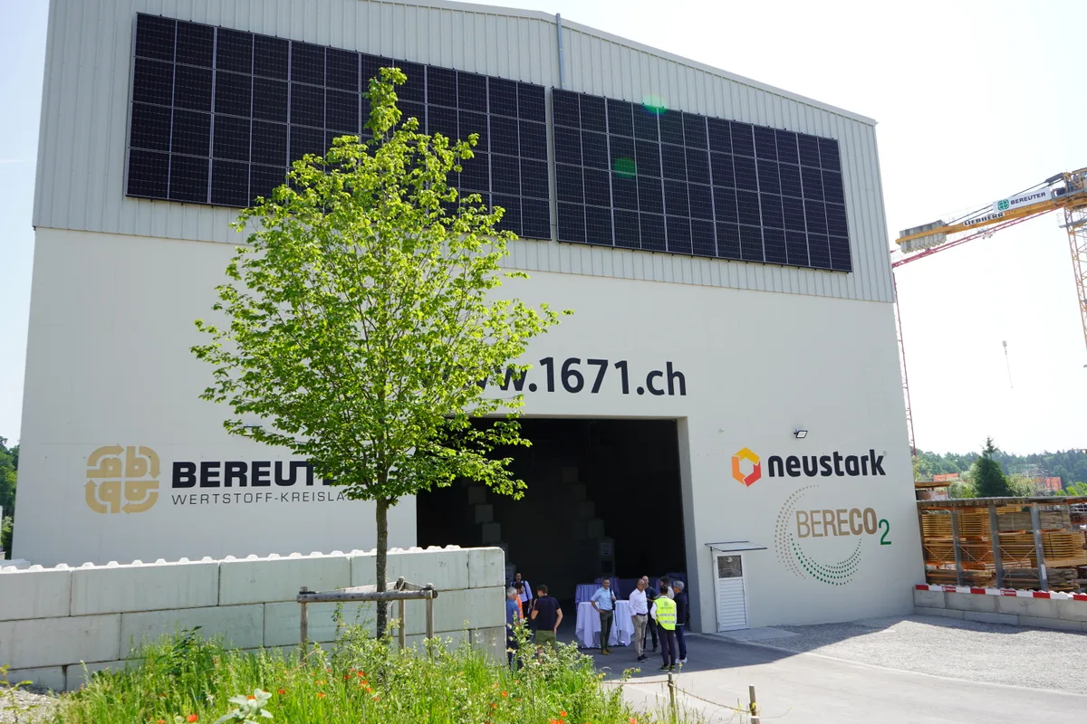 Blick auf eine grosse Halle.