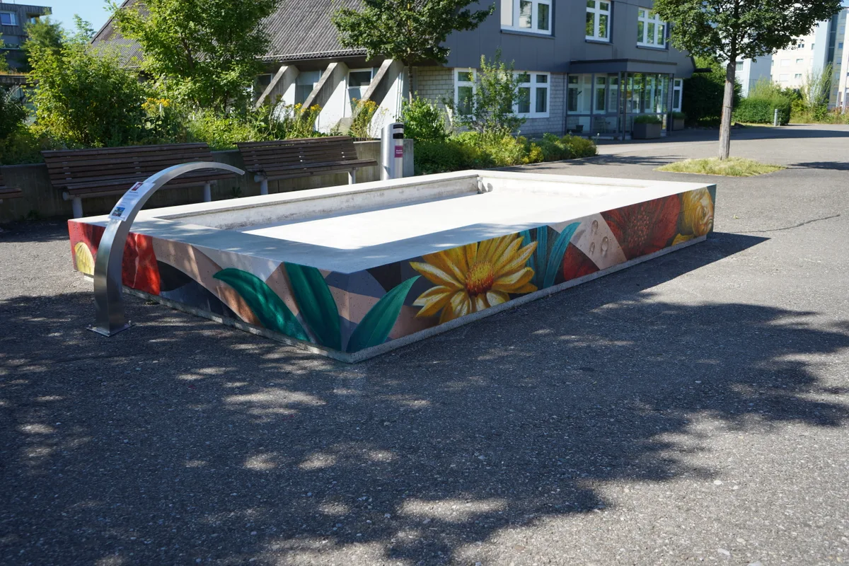 Blick auf den besprayten Brunnen.
