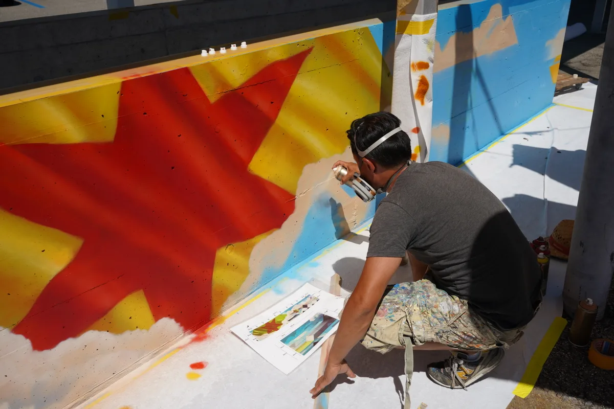 Zürcher Streetart Künstler Alex Hohl besprayt  einige Flächen vor dem Volketswiler Gemeindehaus.
