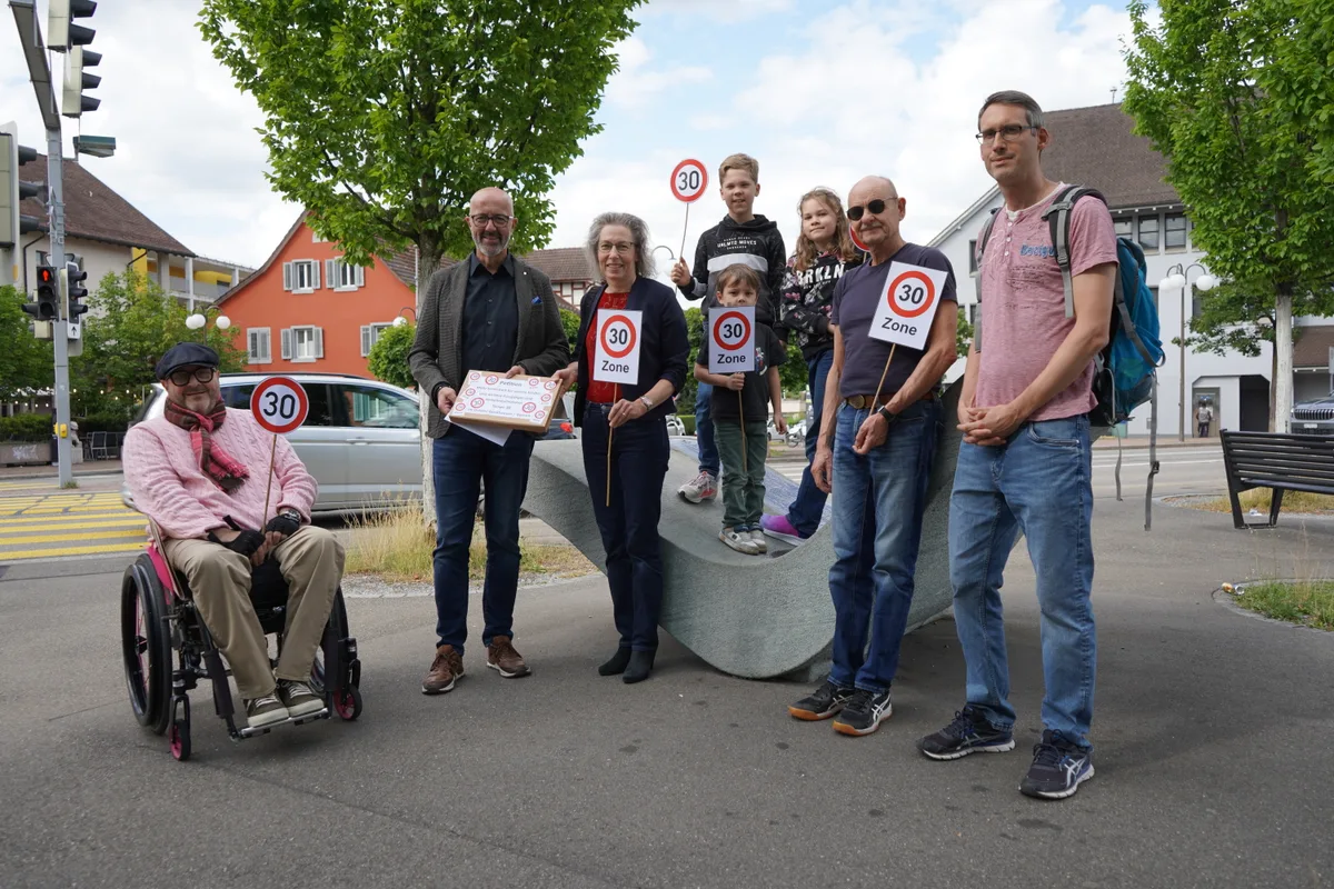 Vor dem Stadthaus übergibt Sabine Zimmermann vom Quartierverein die Petition an Stadtpräsident André Ingold.