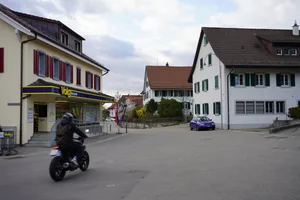 11250768-3 In Gutenswil haben Ladenbesitzerinen Unterschriften gegen die Begegnungszone der Gemeinde gesammelt. Insbesondere das Parkverbot behagt den Leuten nicht