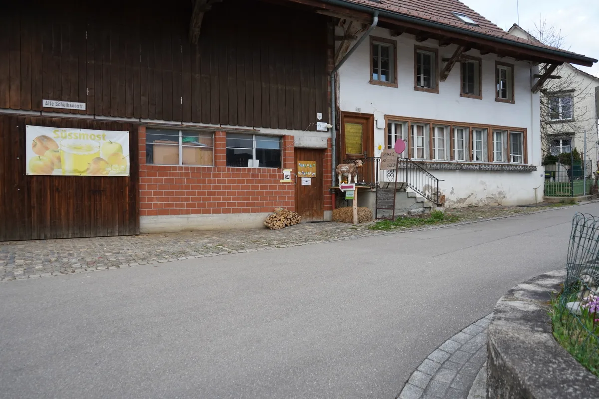 Ein Dorfzentrum mit Häuser und Tempo 20 Tafeln. Es sind Strassen im Volketswiler Dorfteil Gutenswil.