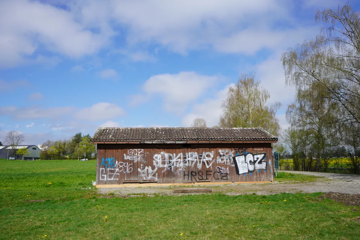 Eine Haus übersät mit Graffiti. 