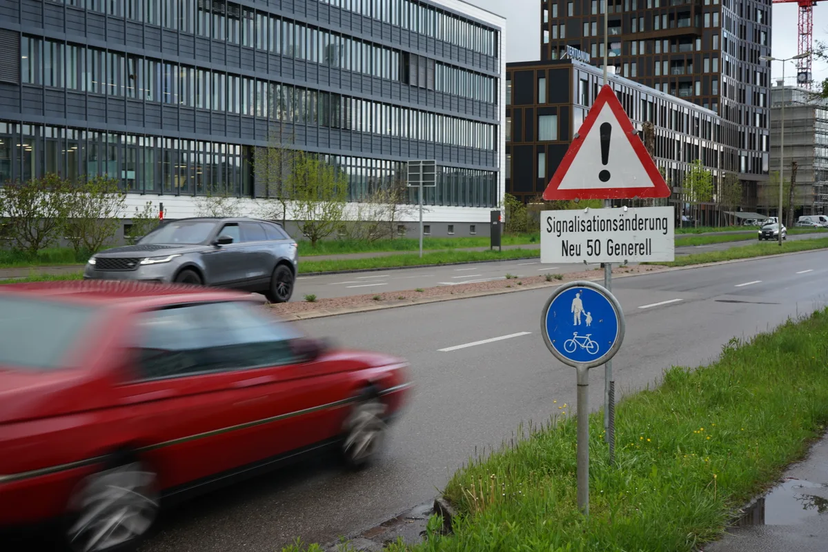 Neu gilt auf der Überlandstrasse in Dübendorf ab der Kreuzung Hochbordstrasse bis zur Bahnhofsunterführung eine Höchstgeschwindigkeit von 50km/h.
Ebenfalls betroffen von der Massnahme ist die Neugutstrasse zwischen der Kreuzung Überlandstrasse und Zwickystrasse.