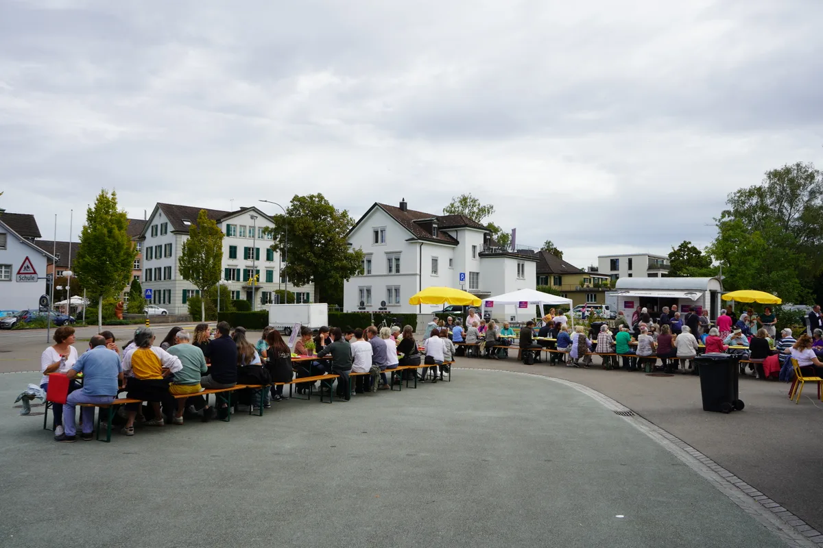 Tische, an denen Menschen essen.