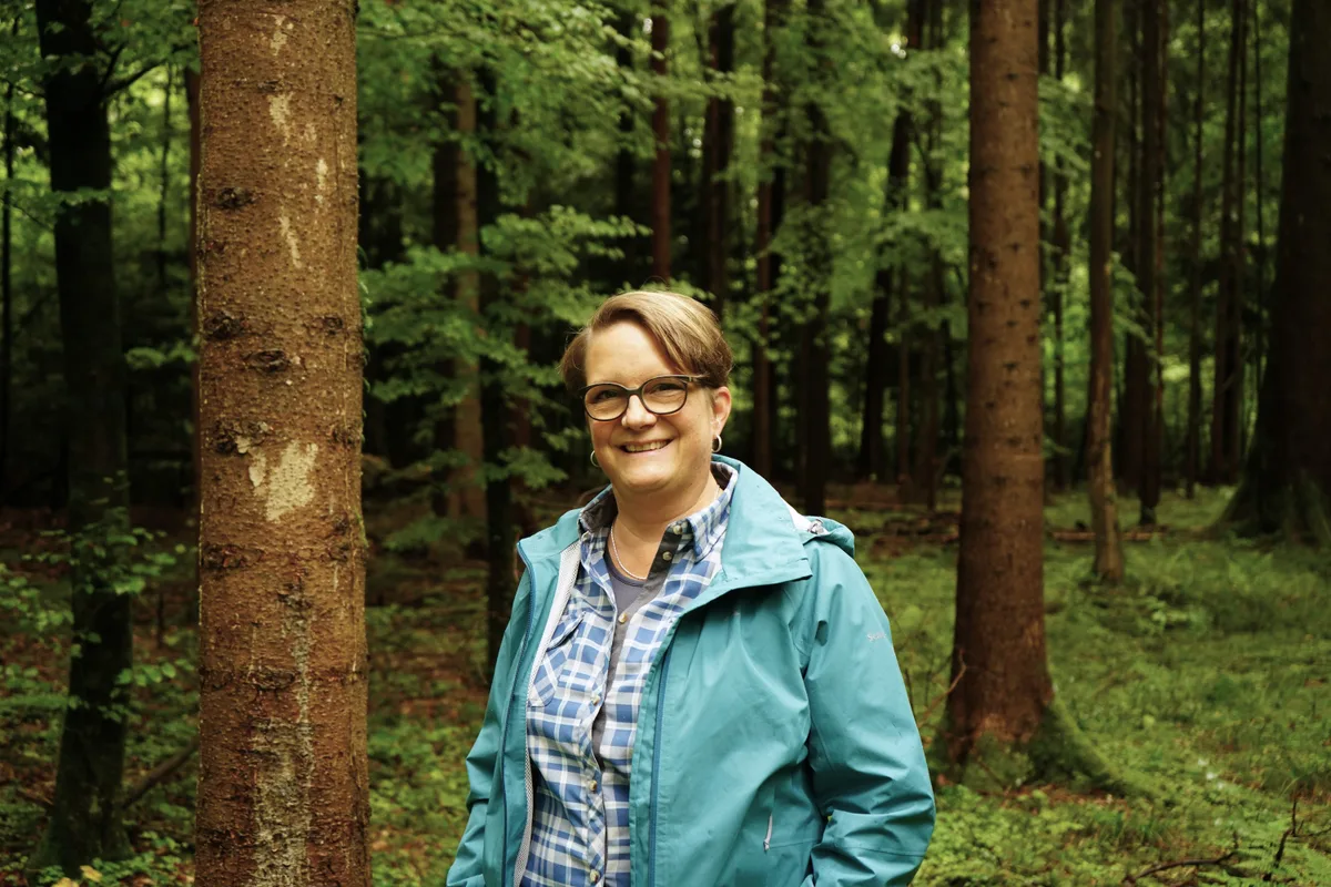 Andrea Brühlmann im Wald.