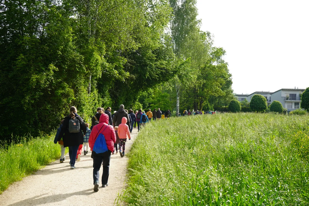 Viele Leute wandern einen Weg entlang.