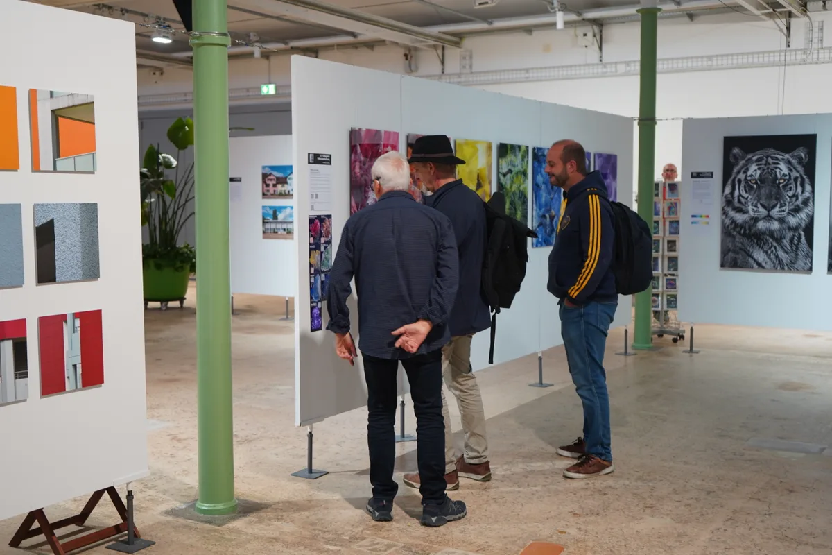 An der Fotoausstellung in Fällanden 2025 in der Zwicky-Fabrik zeigen lokale Fotografen ihre Bilder zum Thema Farbe.