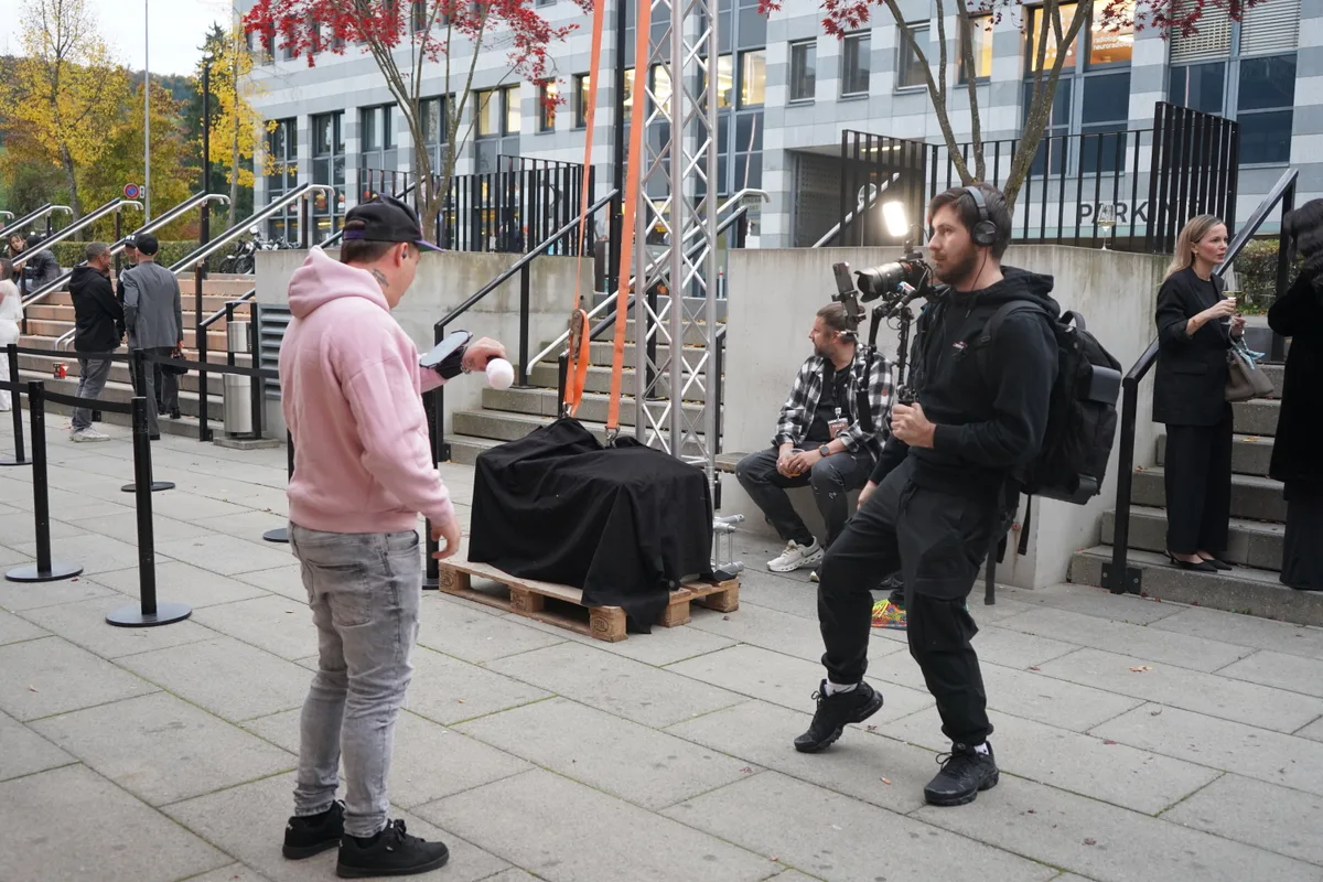 Die Influencerinnen und Influencer zeigen sich in Dübendorf von ihrer besten Seite.