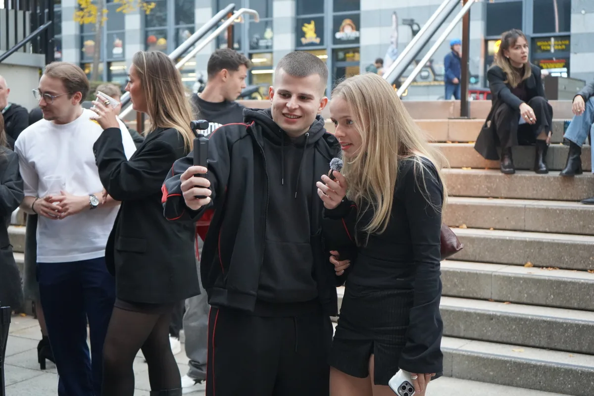 Die Influencerinnen und Influencer zeigen sich in Dübendorf von ihrer besten Seite.