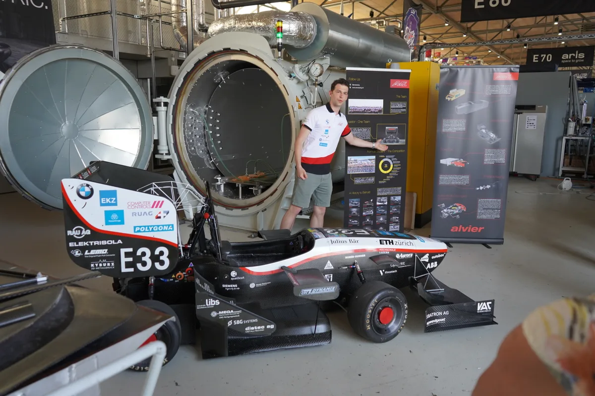 Auf dem Innovationspark Dübendorf tüfteln Studenten der ETH an einem Rennauto, um damit Rekord zu brechen.