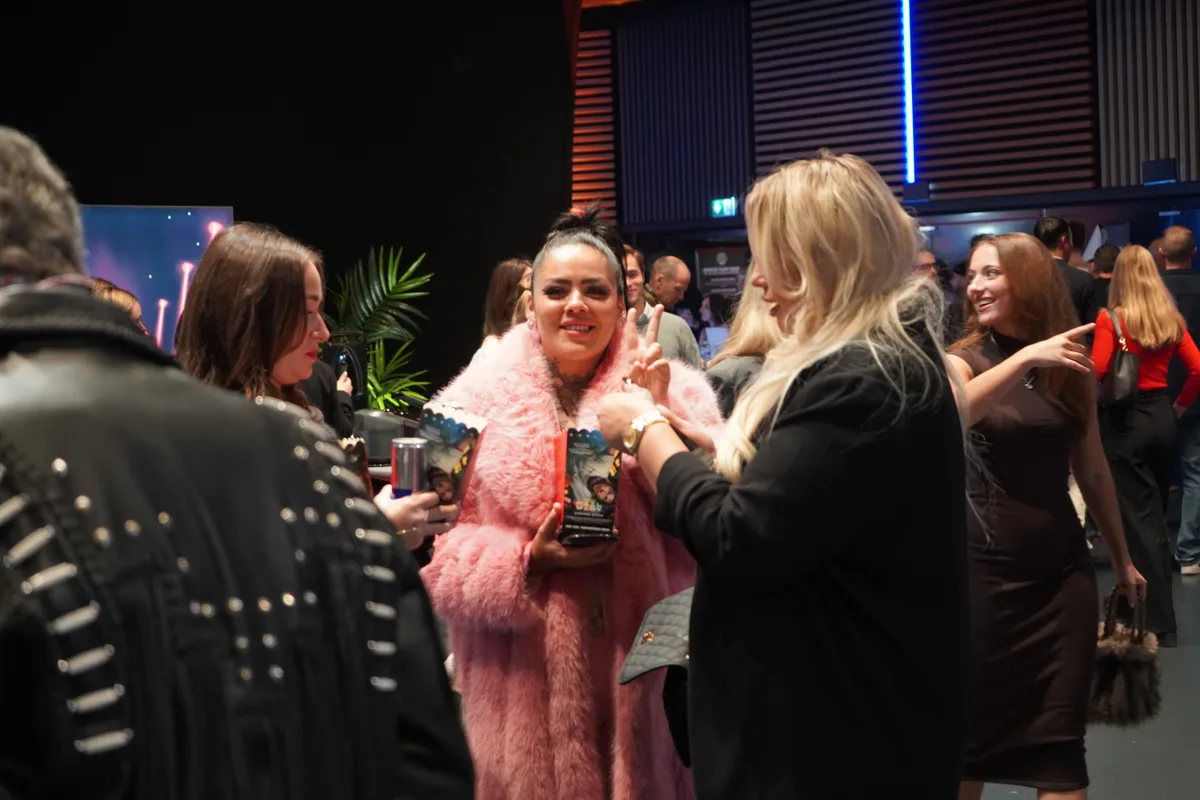 Die Influencerinnen und Influencer zeigen sich in Dübendorf von ihrer besten Seite.