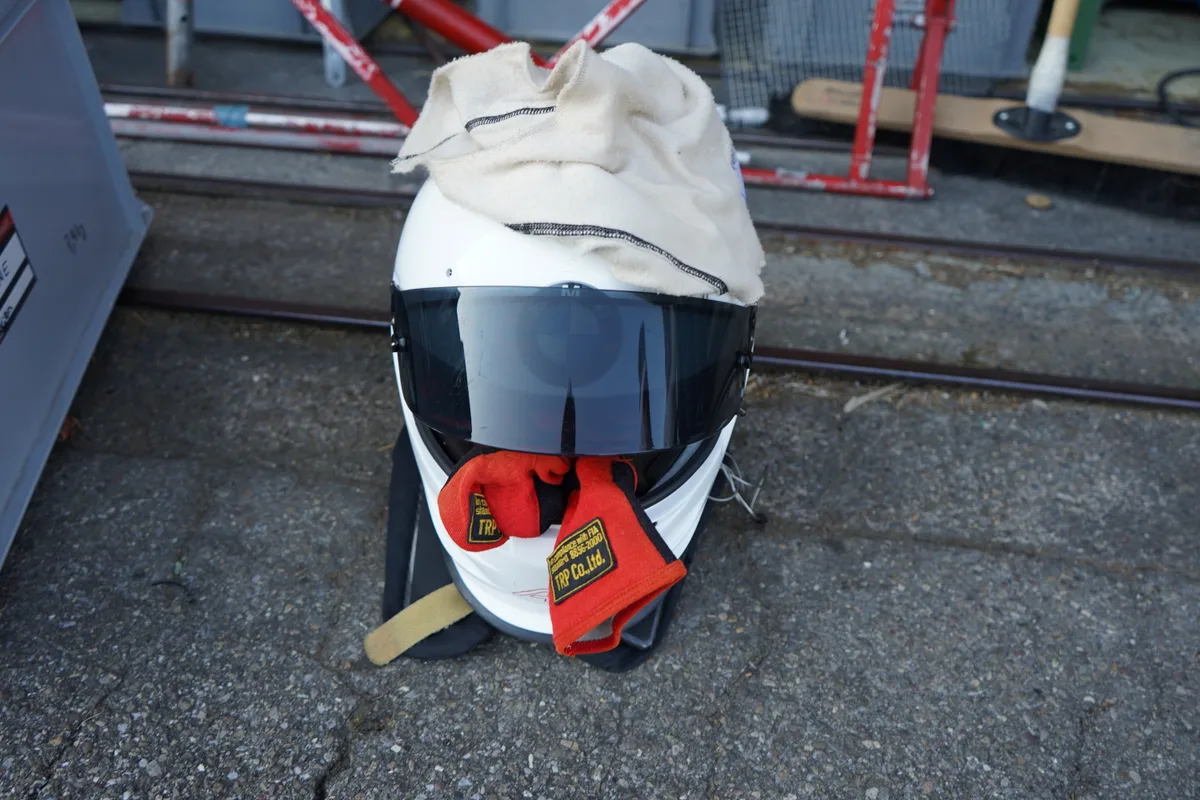 Ein Rennhelm mit Handschuhen.