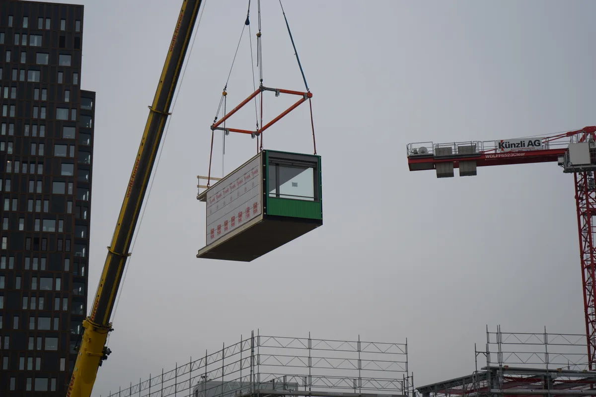 Auf dem Areal der Empa werden Module angeliefert für den Bau einer der provisorischen Kantonsschulen in Dübendorf.