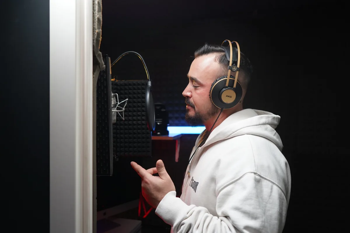 Besuch im Tonstudio Dhezign von Samir Jebeniani, der mit CHAKO einen Song aufnimmt.